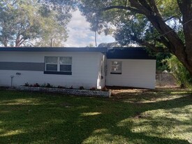 2410 Ave C NW in Winter Haven, FL - Building Photo