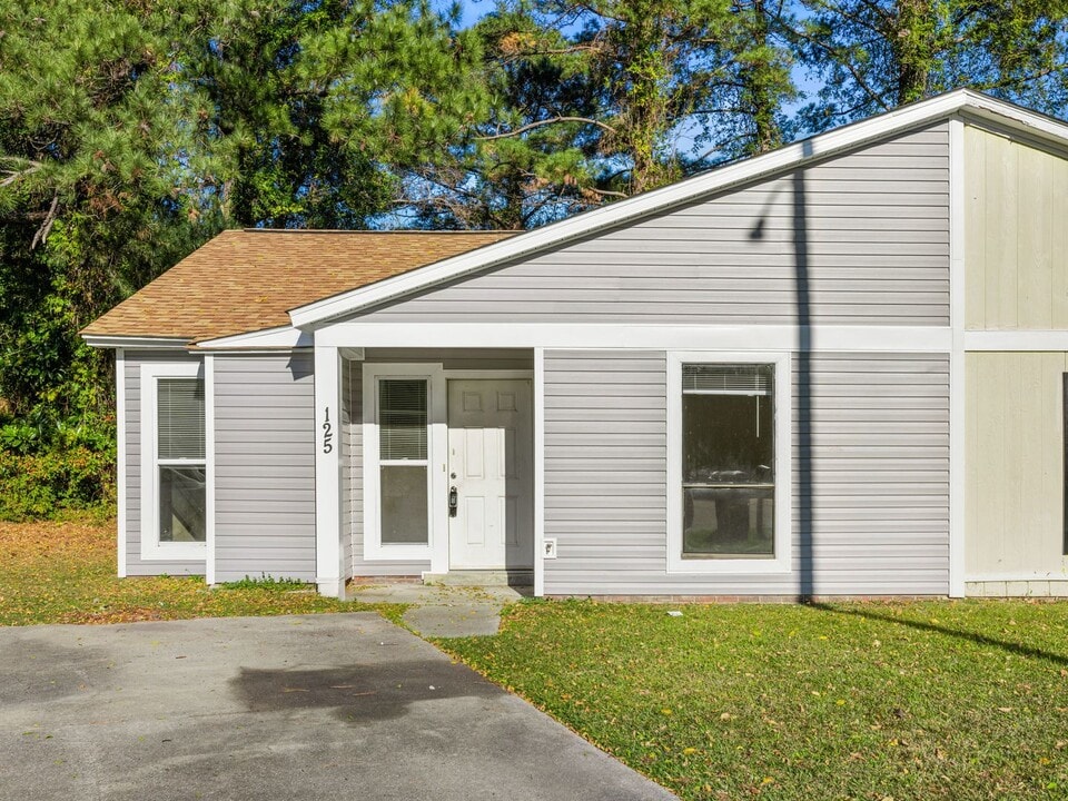 125 Village Cir in Jacksonville, NC - Building Photo