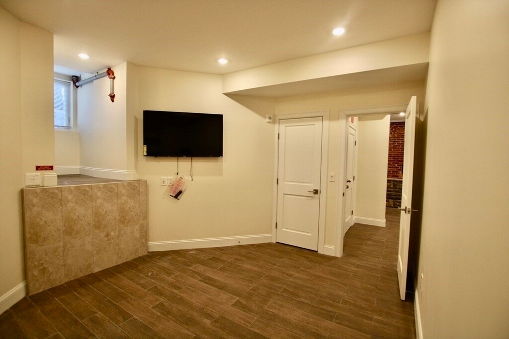 1614 Beacon St, Unit 1 in Brookline, MA - Foto de edificio