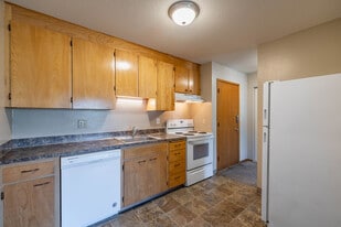 Cascade Village in Ellensburg, WA - Building Photo