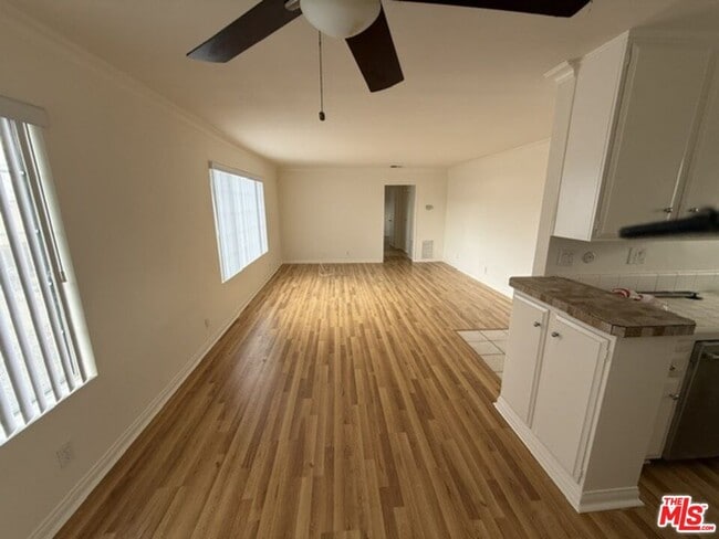 18600 Burbank Blvd in Los Angeles, CA - Building Photo - Building Photo