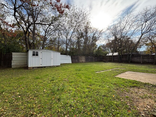 1008 Stuart Rd in Denton, TX - Foto de edificio - Building Photo