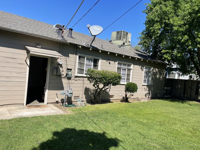 402 N Santa Ana Ave in Modesto, CA - Building Photo - Building Photo