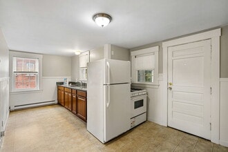 39 E Broadway, Unit 2 in Gardner, MA - Building Photo - Building Photo