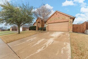 400 Hidden Lake Ct in Burleson, TX - Building Photo