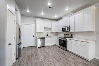 604 Kimbro St in Taylor, TX - Building Photo - Building Photo