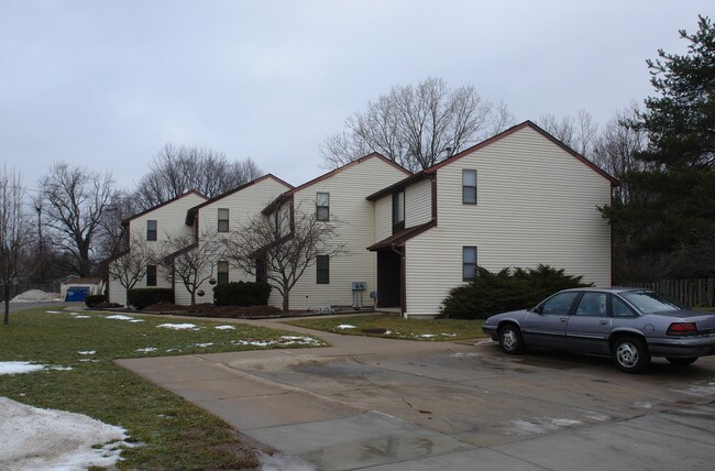 2225 Provincial House Dr in Lansing, MI - Foto de edificio - Building Photo