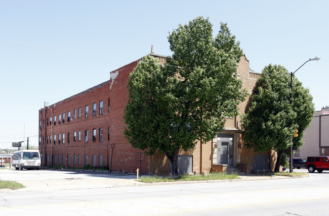 Coliseum Apartments in Tulsa, OK - Building Photo - Building Photo