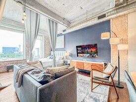 555 Evergreen St in Dallas, TX - Building Photo