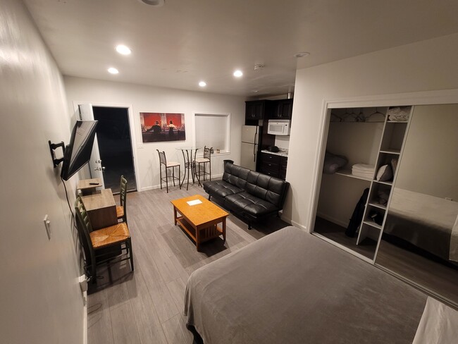 21366 Mission Blvd in Cherryland, CA - Foto de edificio - Building Photo