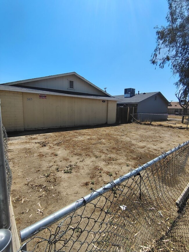 345 S Dr. Martin Luther King Jr. Blvd in Bakersfield, CA - Building Photo - Building Photo