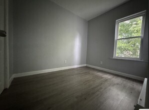 25 Bayview Ave, Unit 2 in Jersey City, NJ - Building Photo - Building Photo