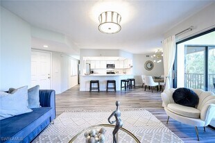 586 Beachwalk Cir in Naples, FL - Building Photo