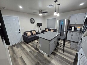 4239 Montalvo St in San Diego, CA - Foto de edificio - Building Photo