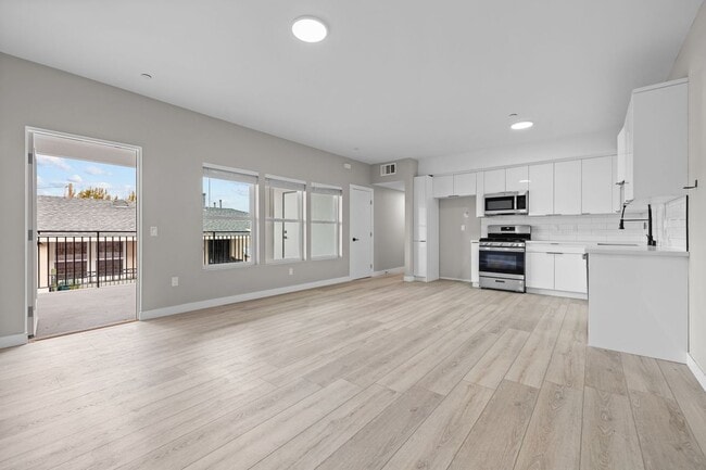12714 S Figueroa St in Los Angeles, CA - Building Photo - Building Photo