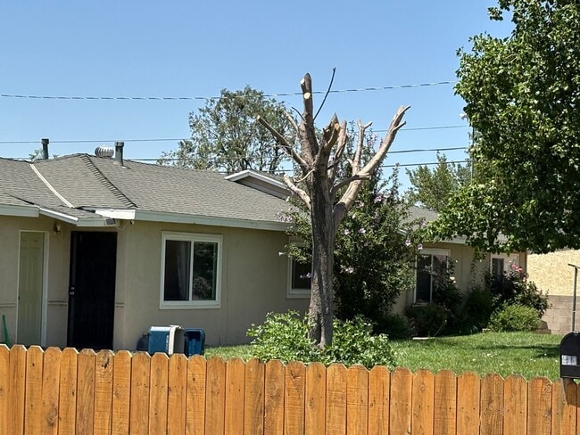 415 Maple St in Tehachapi, CA - Building Photo - Building Photo
