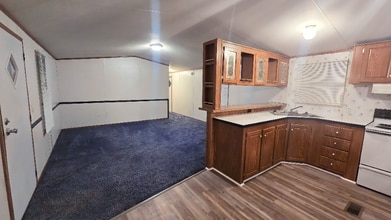 777 E Yerby St in Marshall, MO - Building Photo - Building Photo