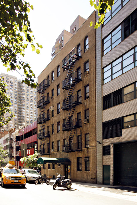 142 E 33rd St in New York, NY - Building Photo