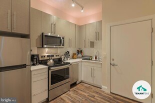 8 E Fayette St, Unit Apt 201 in Baltimore, MD - Building Photo