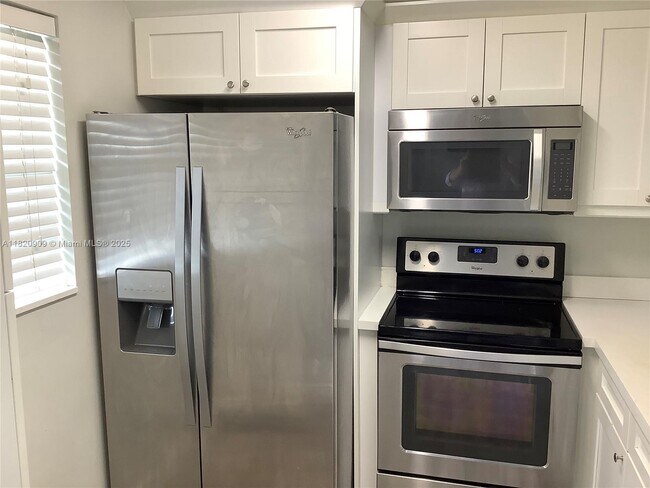 5181 W Oakland Park Blvd in Lauderdale Lakes, FL - Building Photo - Building Photo