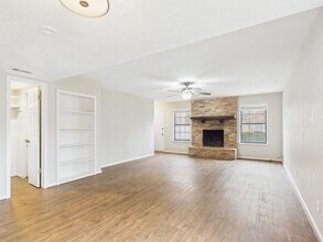 107 Frederick Rd in Fredericksburg, TX - Building Photo - Building Photo