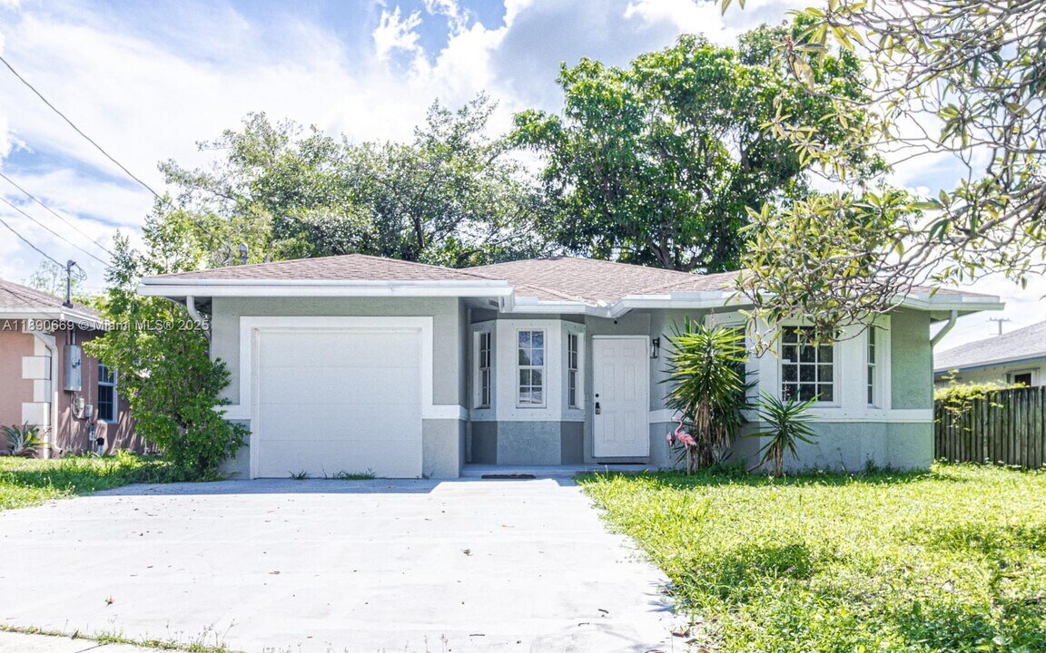 116 NW 6th Ave in Dania Beach, FL - Building Photo