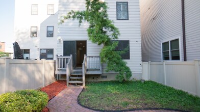 31 Hackensack Plank Rd, Unit Apartment 2A in Weehawken, NJ - Building Photo - Building Photo