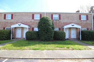 New Castle Apartments in Colonial Heights, VA - Building Photo - Building Photo