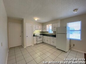 226 Blue Bonnet in Floresville, TX - Building Photo - Building Photo