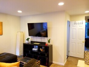 2526 Larkins Wy in Pittsburgh, PA - Building Photo - Building Photo