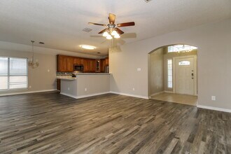 5912 Hillview Dr in Watauga, TX - Foto de edificio - Building Photo