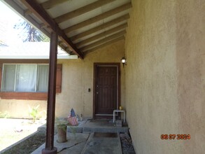 610 E Creekside Cir in Dixon, CA - Building Photo - Building Photo