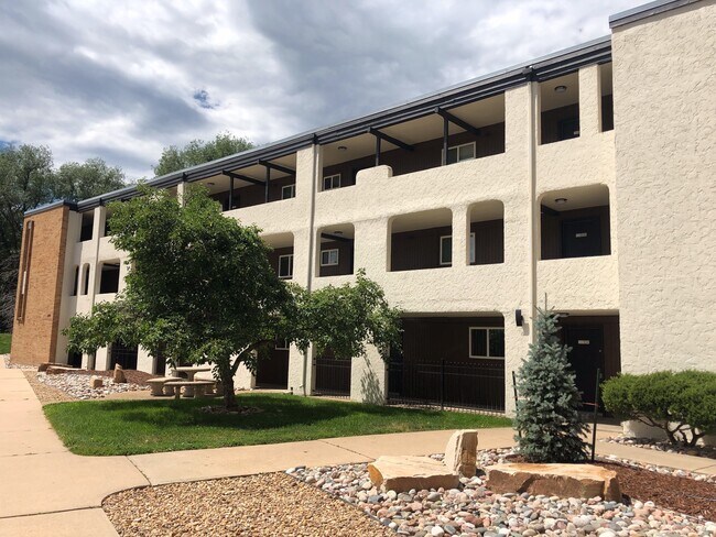 Angel's Fortress Apartments in Boulder, CO - Foto de edificio - Building Photo