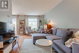 2230 Dale Ridge Dr in Oakville, ON - Building Photo - Building Photo