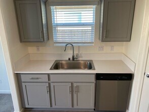 1032 E Loyola Ave in Visalia, CA - Building Photo - Building Photo