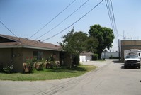 2041-2051 S Myrtle Ave in Monrovia, CA - Foto de edificio - Building Photo