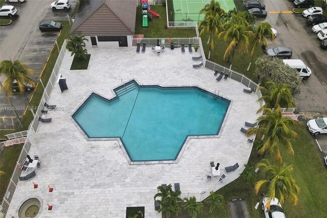 8145 NW 7th St in Miami, FL - Foto de edificio - Building Photo