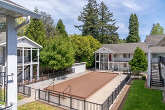 Glen East Apartments in Portland, OR - Foto de edificio - Building Photo