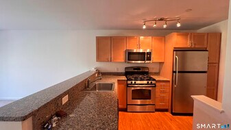 26 School House Dr in West Hartford, CT - Building Photo