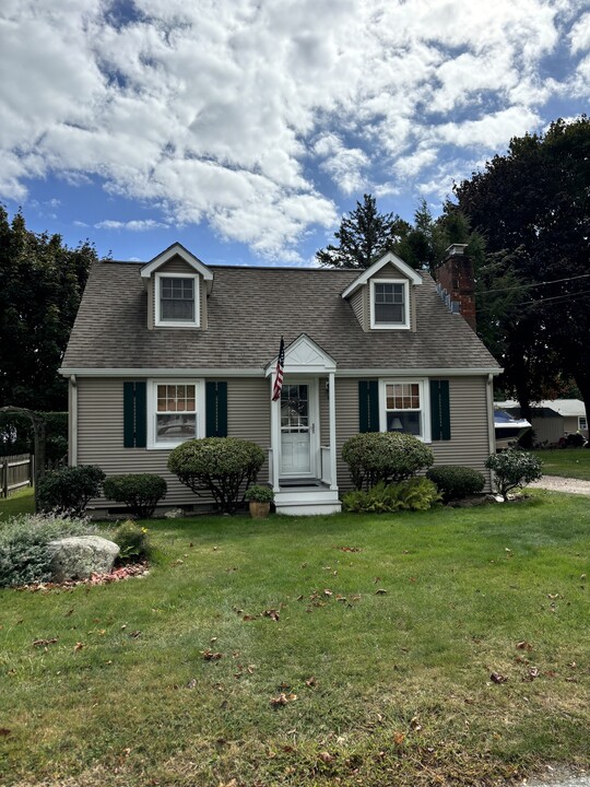 42 Sea Breeze Ave in East Lyme, CT - Building Photo