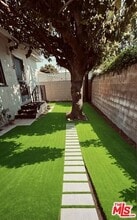 1134 N Avon St in Burbank, CA - Foto de edificio - Building Photo