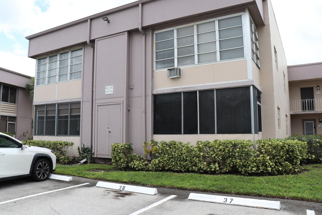 801 Flanders Dr in Delray Beach, FL - Building Photo