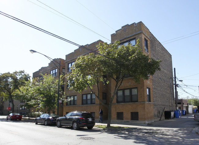 1200 W Newport Ave in Chicago, IL - Foto de edificio - Building Photo