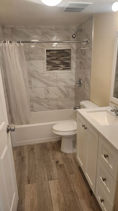 1043 W 107th St in Los Angeles, CA - Building Photo