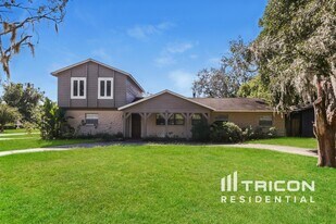 123 Whitaker Rd in Lutz, FL - Building Photo