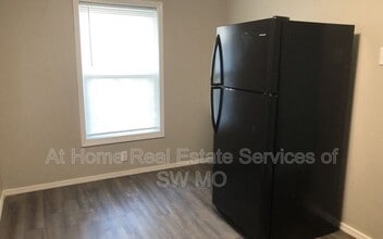 2000 W College St in Springfield, MO - Building Photo - Building Photo