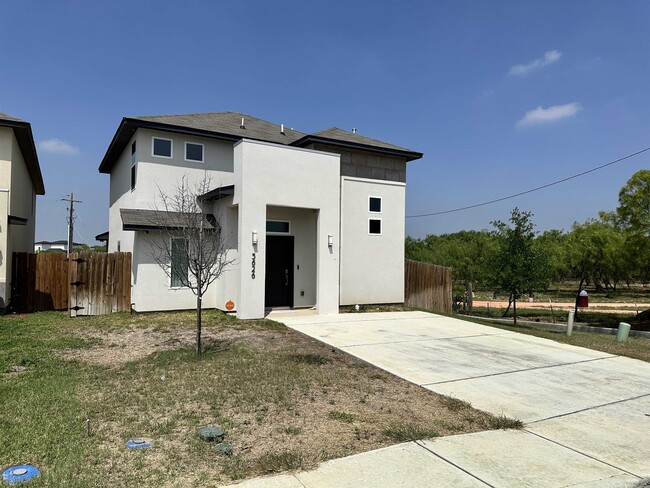 5626 Encanto Dr in Laredo, TX - Building Photo - Building Photo