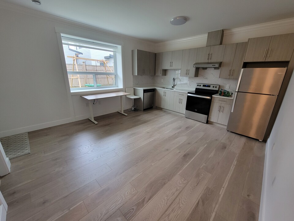 16658 19 Av in Surrey, BC - Building Photo
