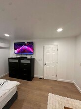 8529 Keokuk Ave in Winnetka, CA - Building Photo - Building Photo