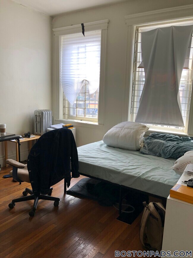 1350 Commonwealth Ave, Unit 19 in Boston, MA - Foto de edificio - Building Photo